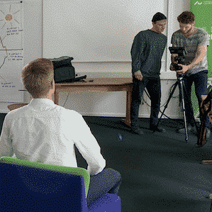 Kamera mod Kristian Emil Larsen der sidder i en sofa