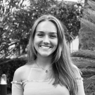 Sort hvid billede af Anna Frank der smiler
